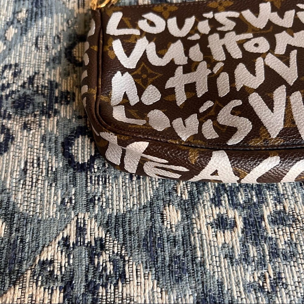 Louis Vuitton Graffiti Pochette Silver - Picture 6 of 14